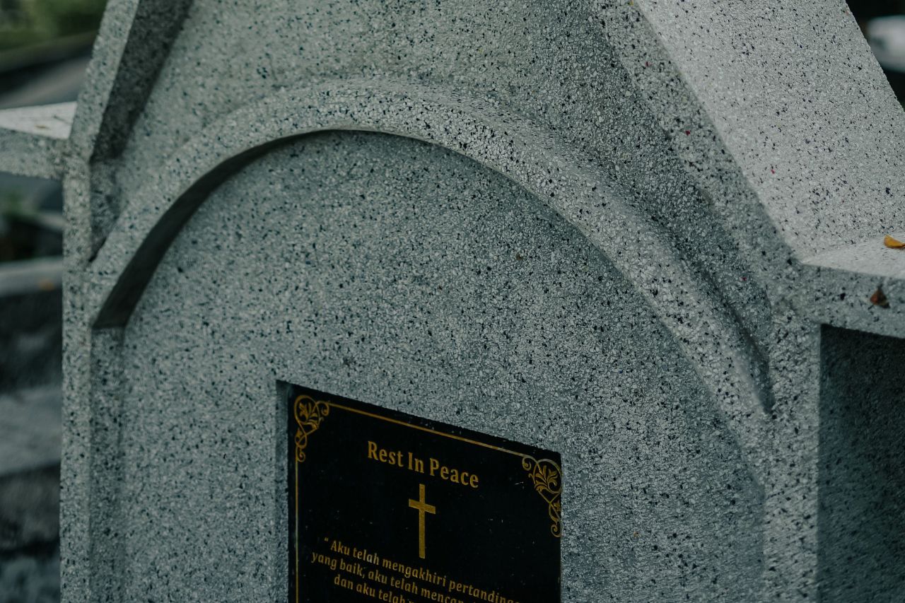 How to Choose the Right Tombstone for Your Loved One